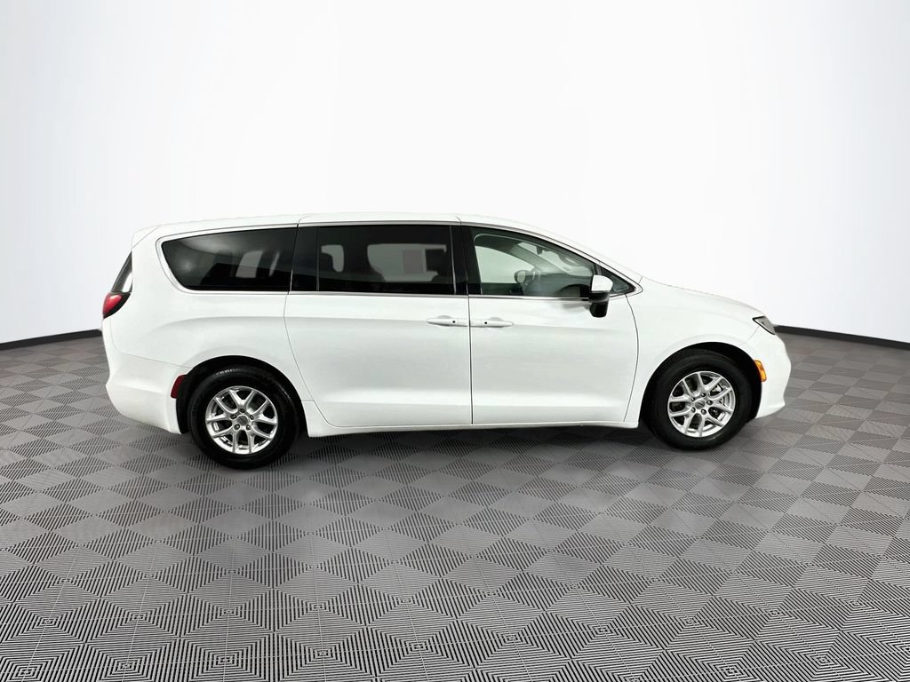 Certified 2023 Chrysler Pacifica Touring-L FWD image 13
