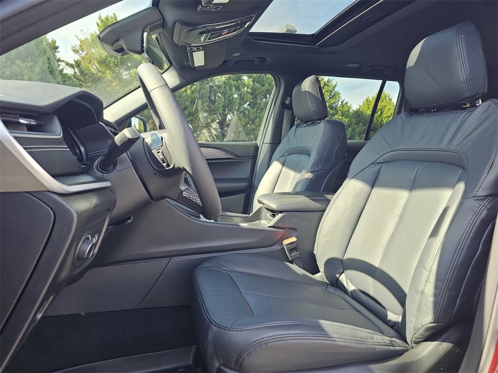 Used 2025 Jeep Grand Cherokee Laredo X w/ Luxury Tech Group I image 14