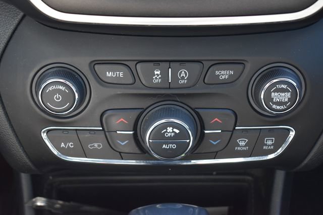 Used 2019 Jeep Cherokee Trailhawk w/ Cold Weather Group image 28