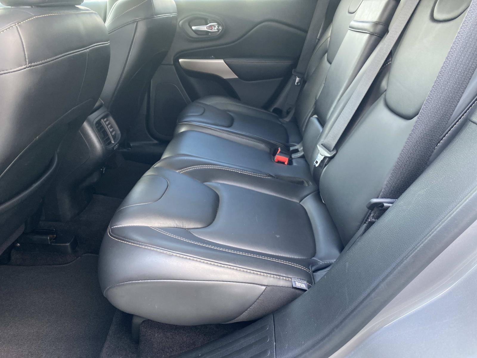 Used 2018 Jeep Cherokee Limited FWD image 14