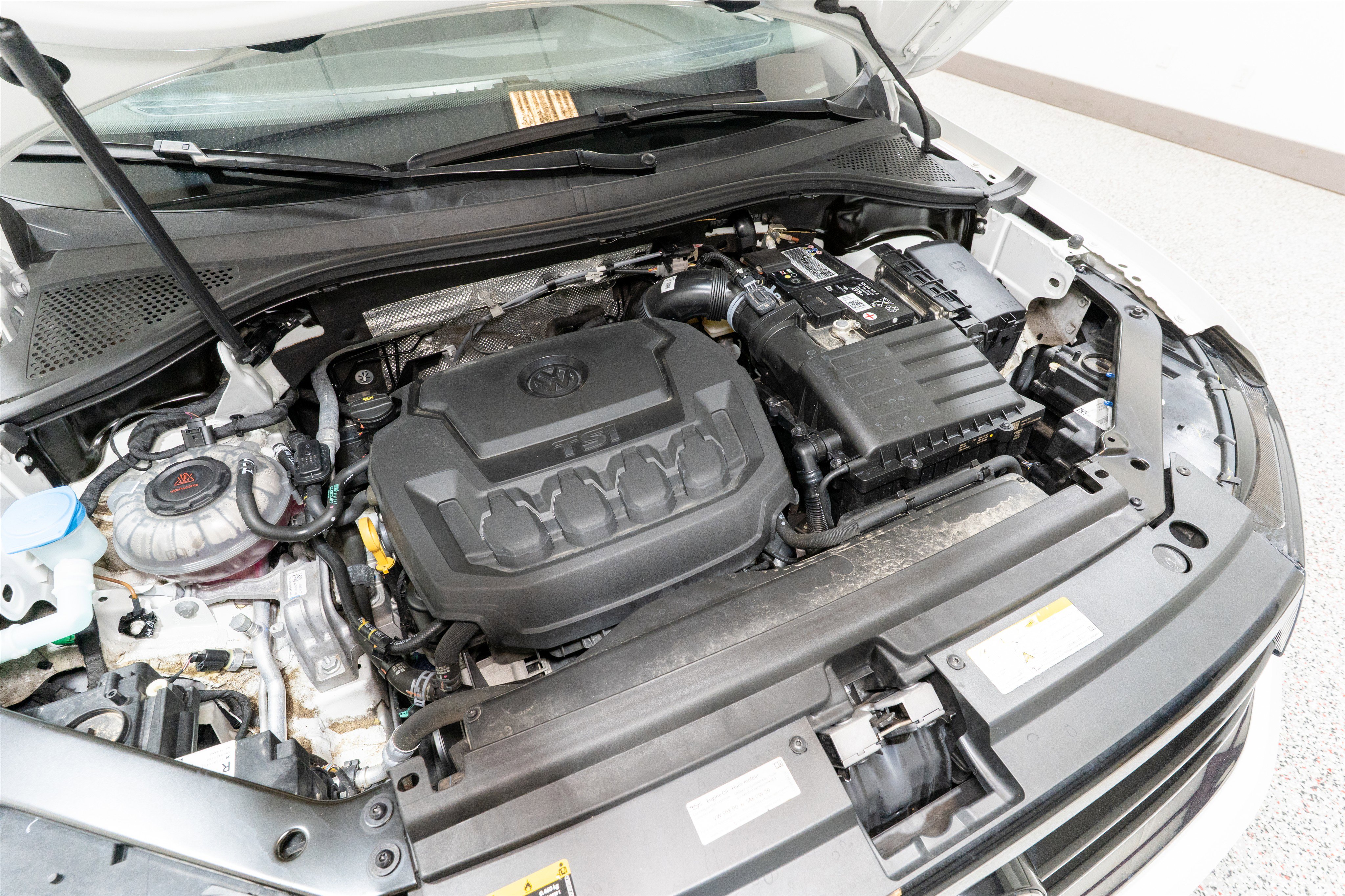 Used 2023 Volkswagen Tiguan SE R-Line image 33