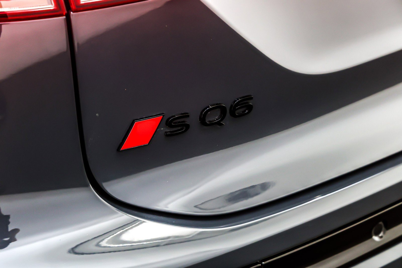 Used 2025 Audi SQ6 e-tron Prestige w/ Red Edition One image 10