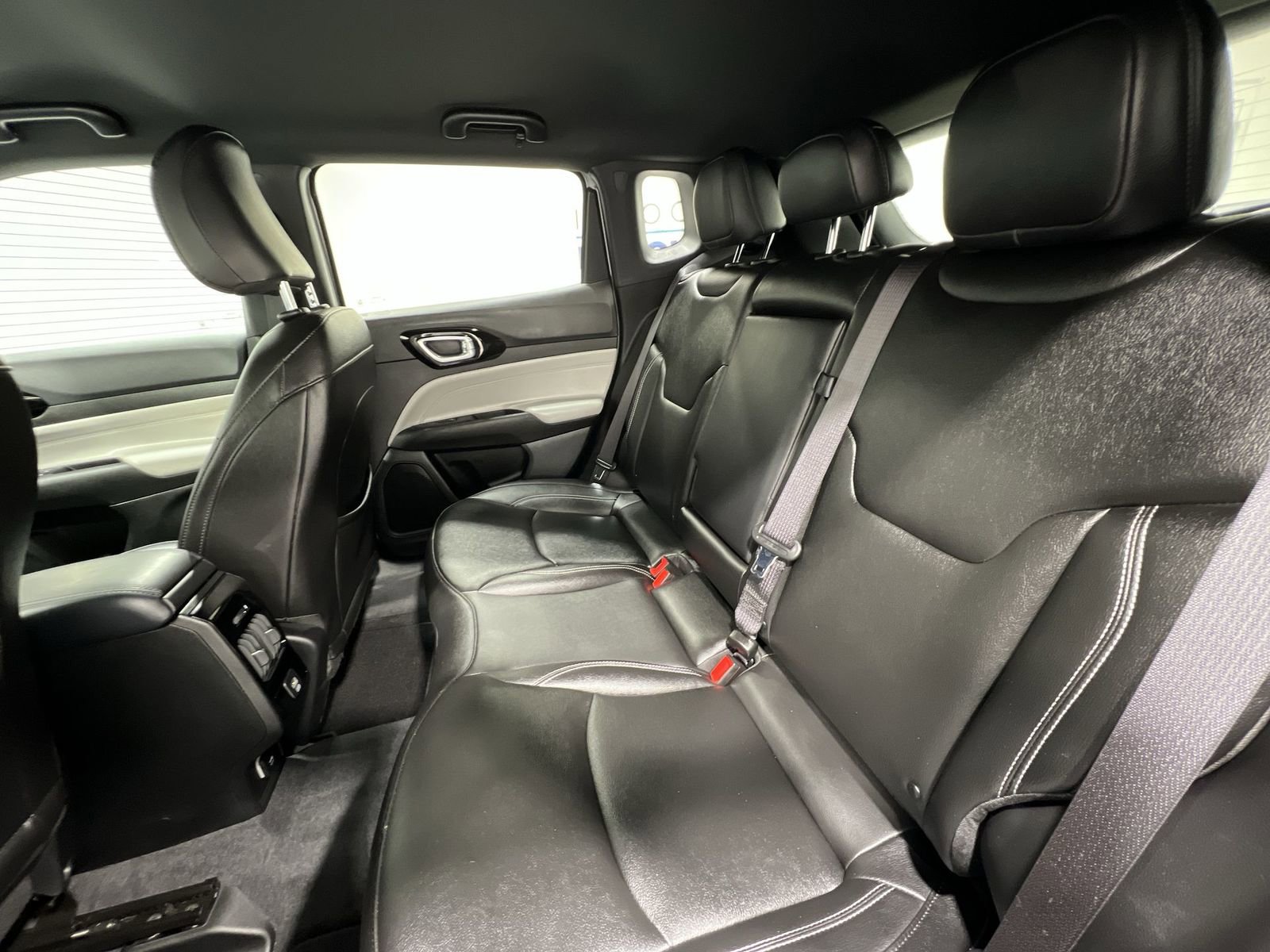 Used 2025 Jeep Compass Limited image 21