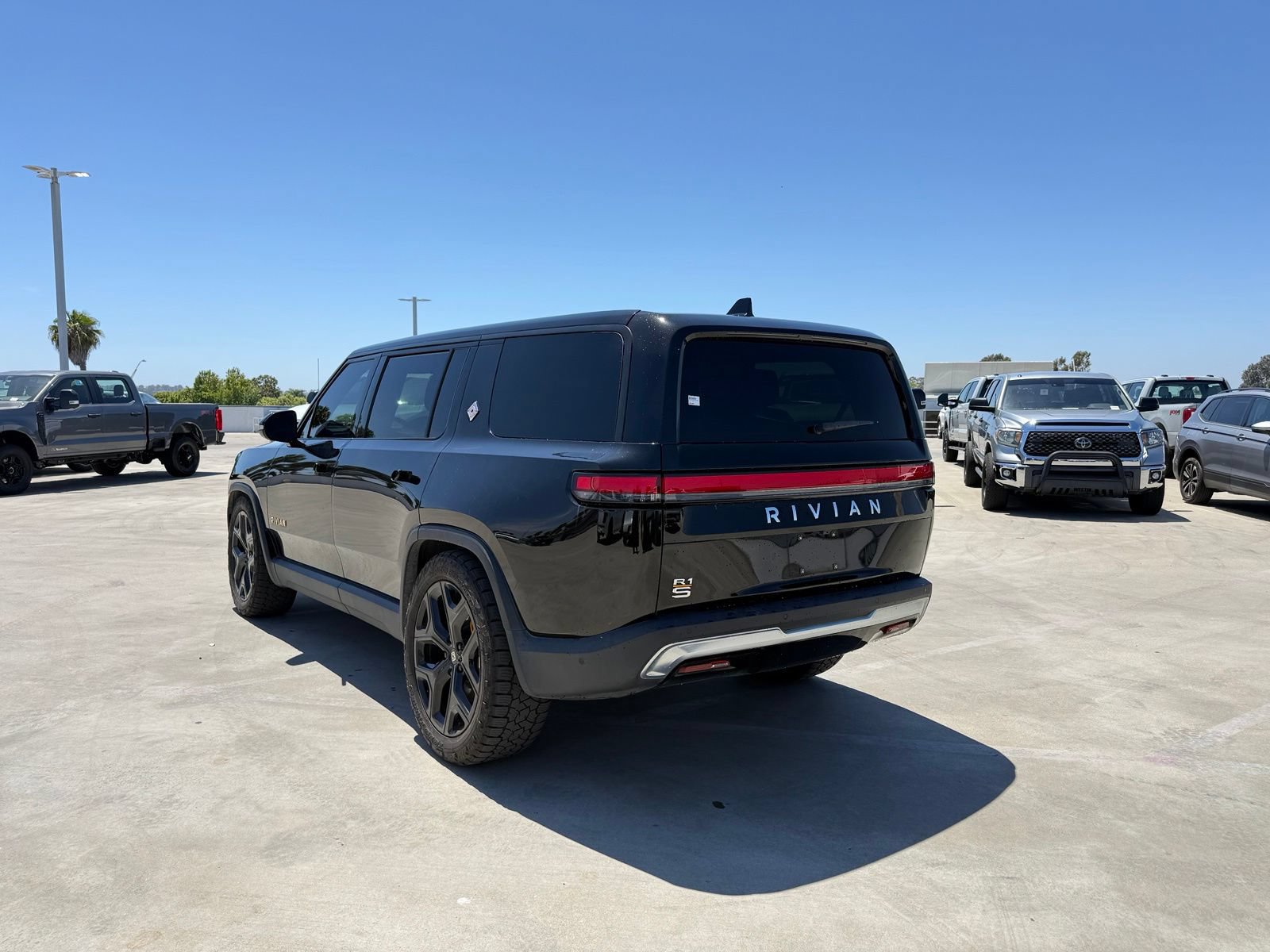 Used 2023 Rivian R1S Adventure AWD/4WD image 2