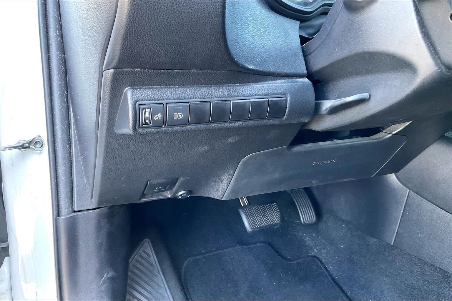 Used 2021 Toyota Corolla SE w/ Carpet Mat Package (TMS) FWD image 33