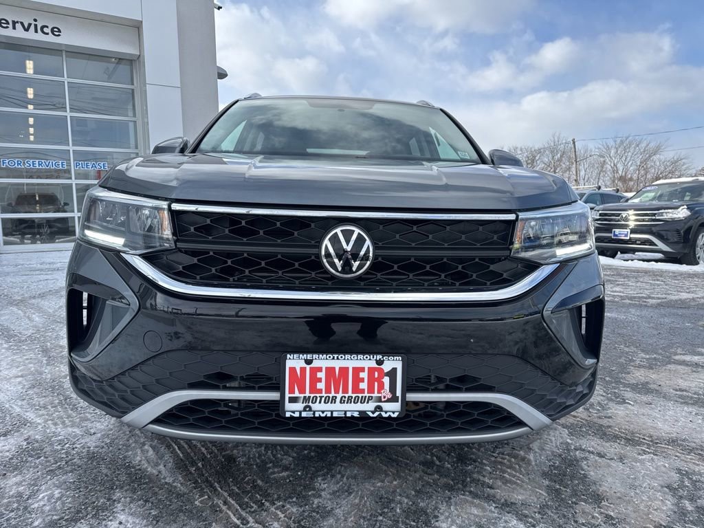 Certified 2022 Volkswagen Taos SE image 2