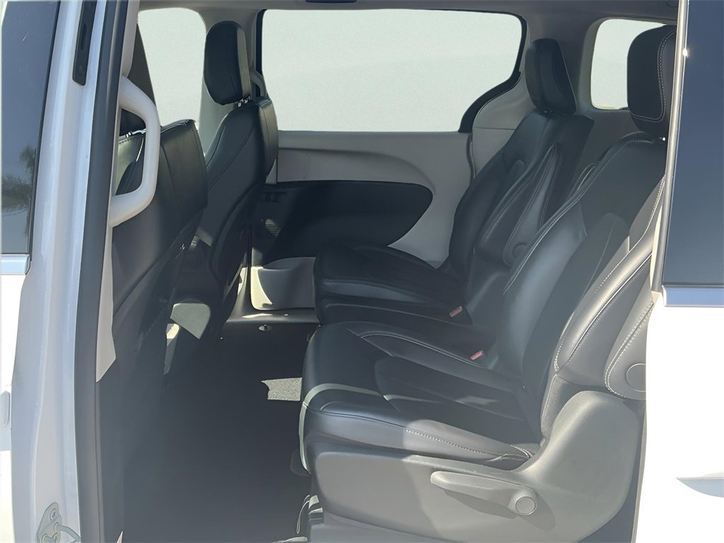 Used 2024 Chrysler Pacifica Select image 37