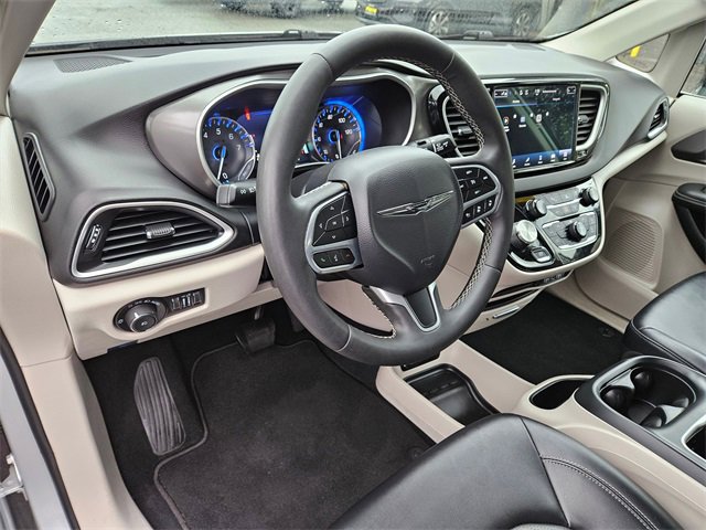 Used 2024 Chrysler Pacifica Touring-L image 18