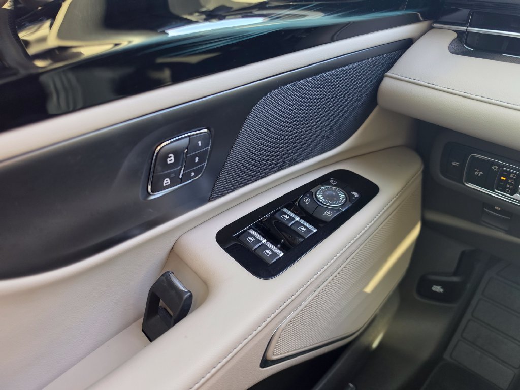 Used 2025 Lincoln Nautilus Premier AWD/4WD image 19