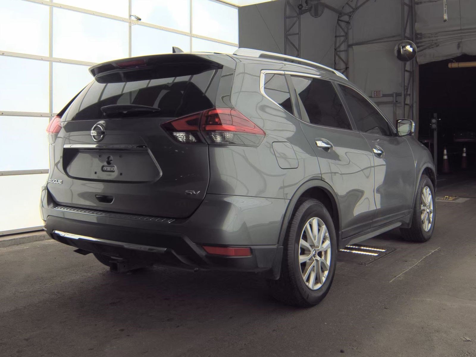 Used 2018 Nissan Rogue SV w/ Sun & Sound Touring Package image 2