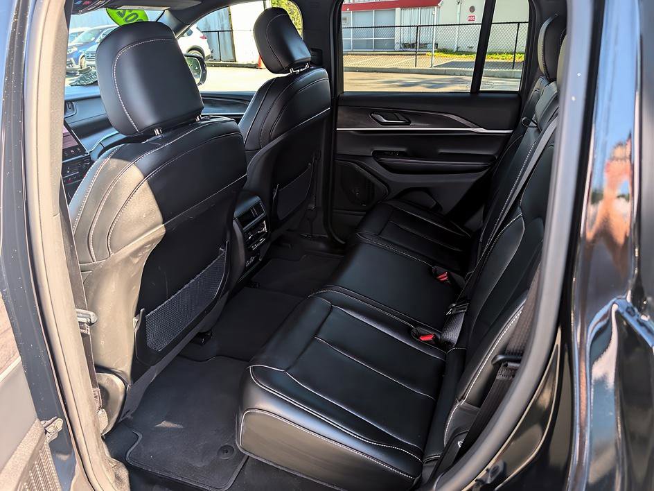 Used 2025 Jeep Grand Cherokee Limited image 9