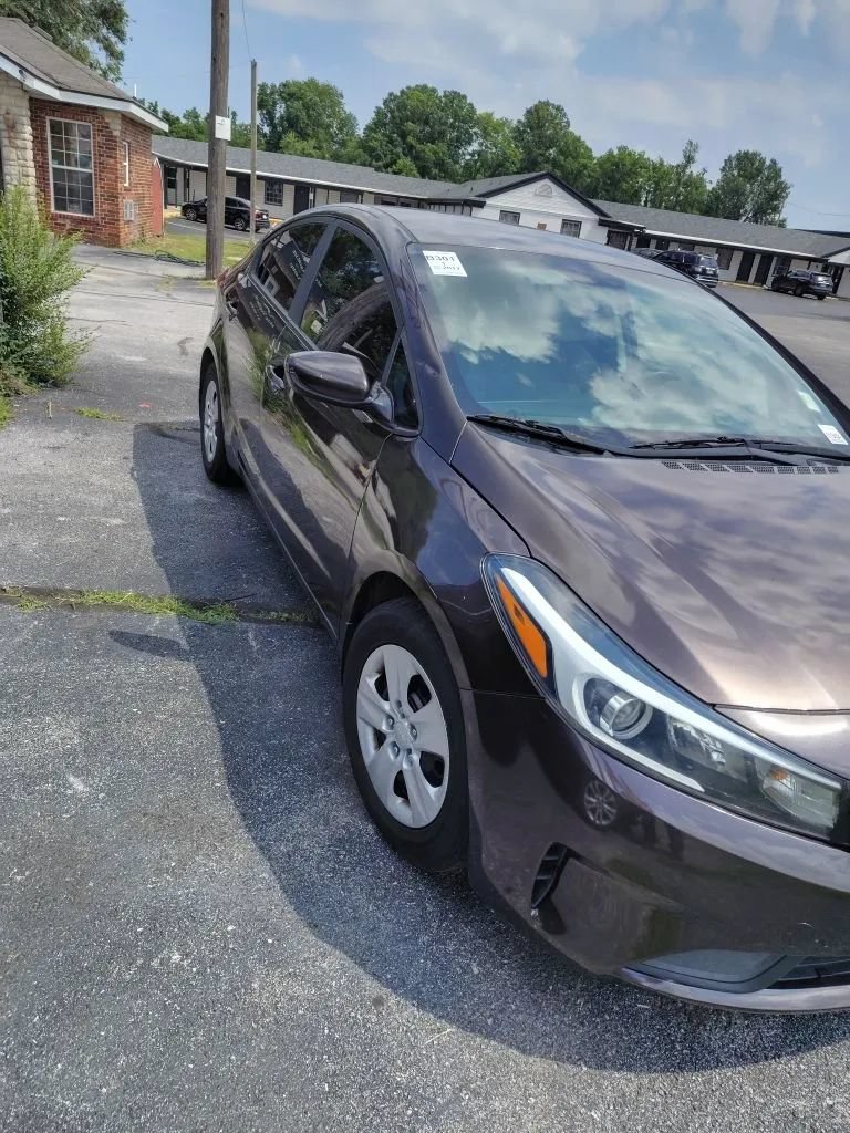 Used 2017 Kia Forte LX FWD image 2