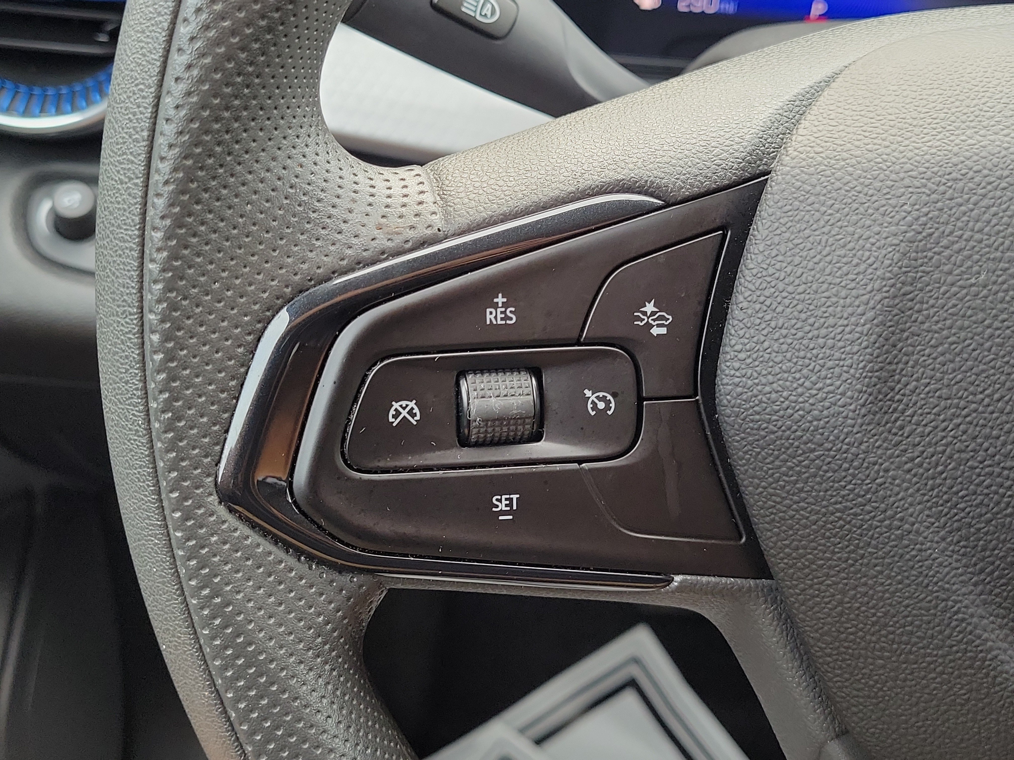 Used 2025 Chevrolet Trax LT FWD image 23
