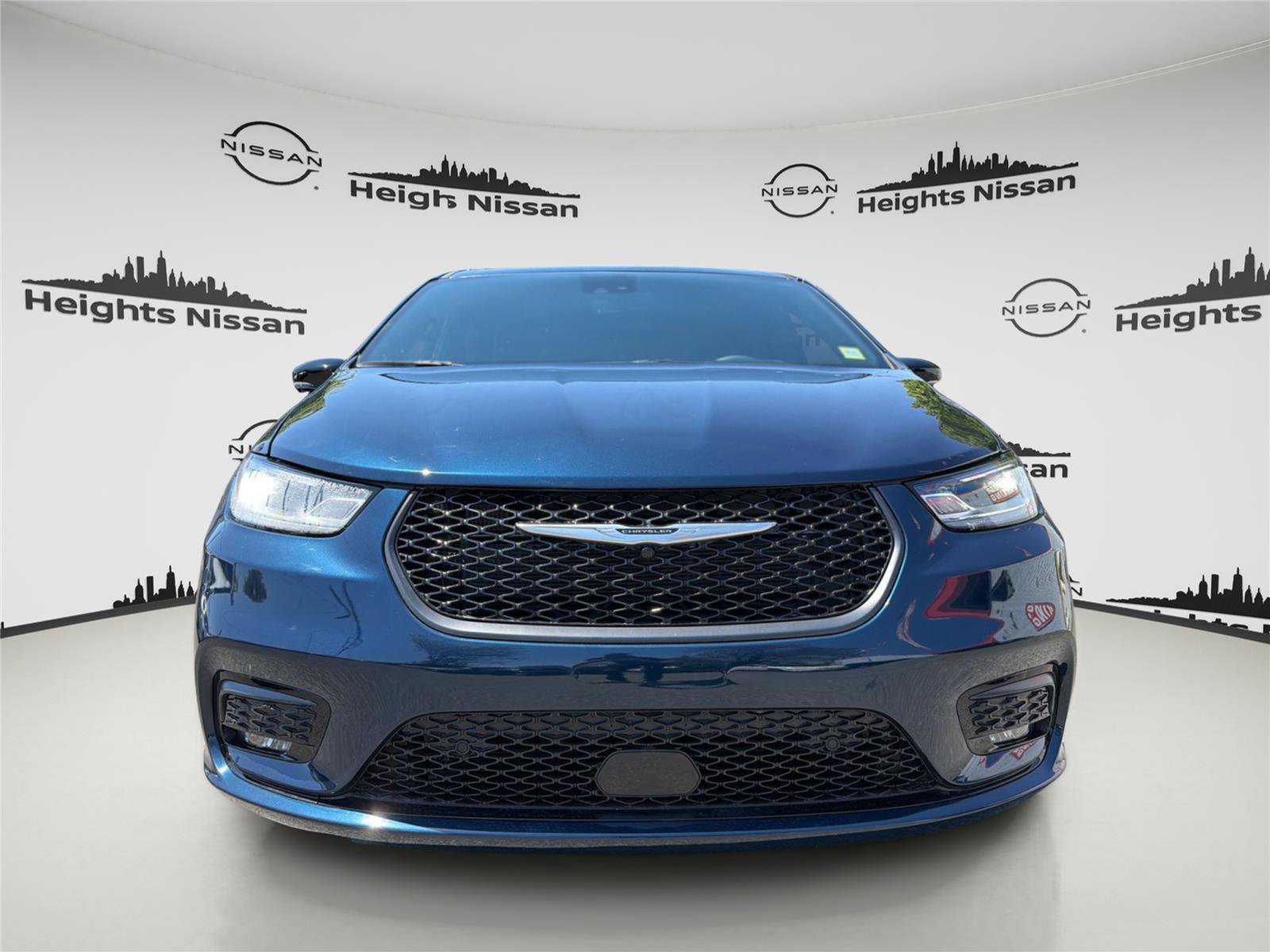 Used 2025 Chrysler Pacifica Limited FWD image 8