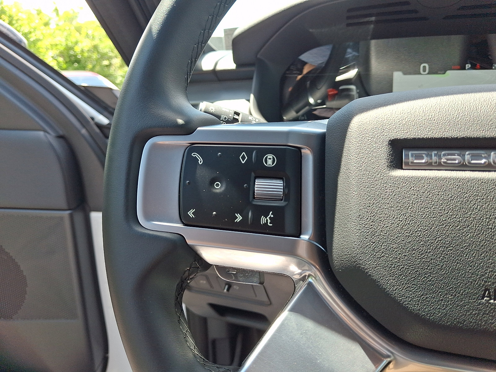 Used 2025 Land Rover Discovery Dynamic SE AWD/4WD image 20