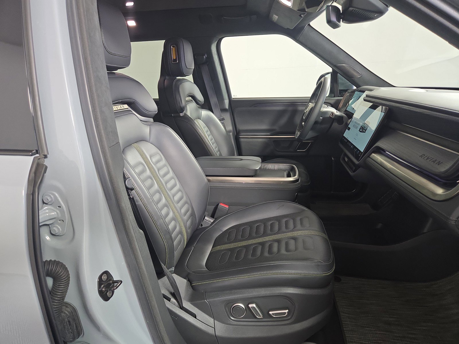 Used 2024 Rivian R1S Adventure AWD/4WD image 24