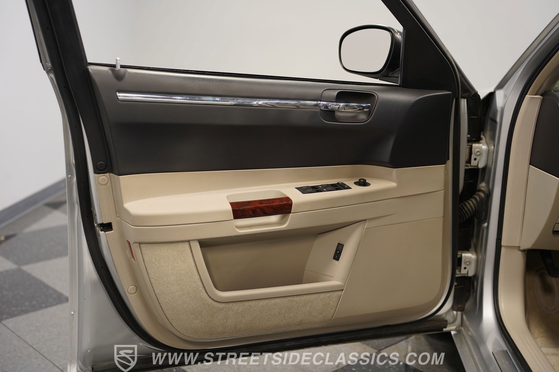 Used 2005 Chrysler 300 C w/ Navigation & Sound Group II image 37