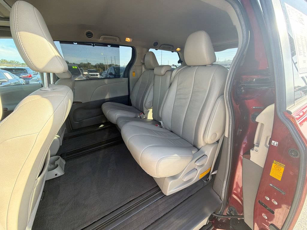 Used 2014 Toyota Sienna XLE FWD image 15