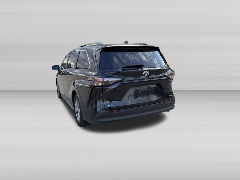 Used 2025 Toyota Sienna XLE FWD image 8