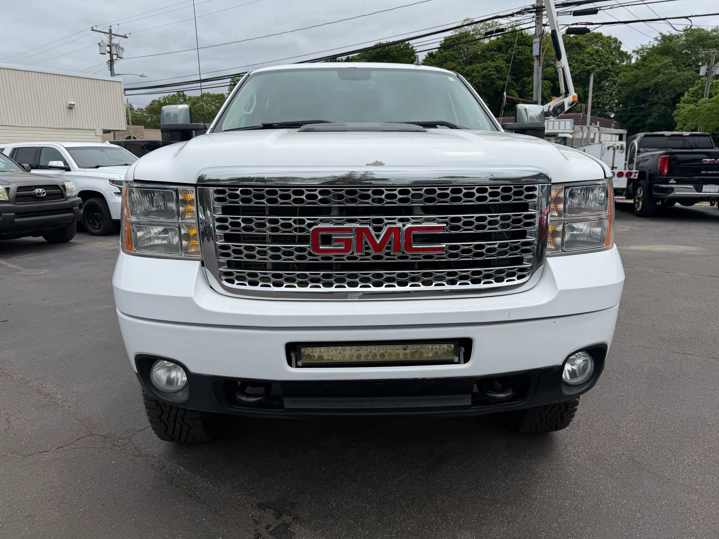 Used 2011 GMC Sierra 2500 Denali w/ Suspension Package, Off-Road AWD/4WD image 10
