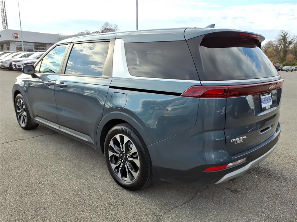 Used 2024 Kia Carnival EX image 6
