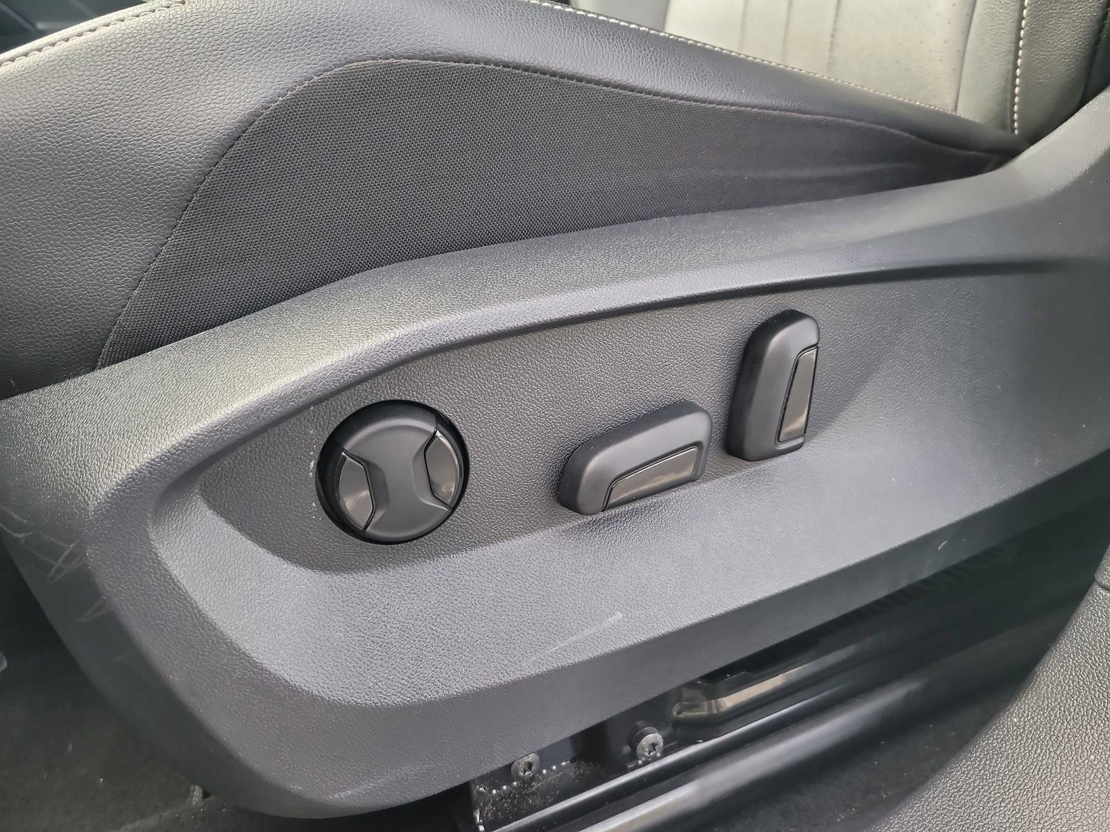 Used 2023 Volkswagen Tiguan SE R-Line image 20