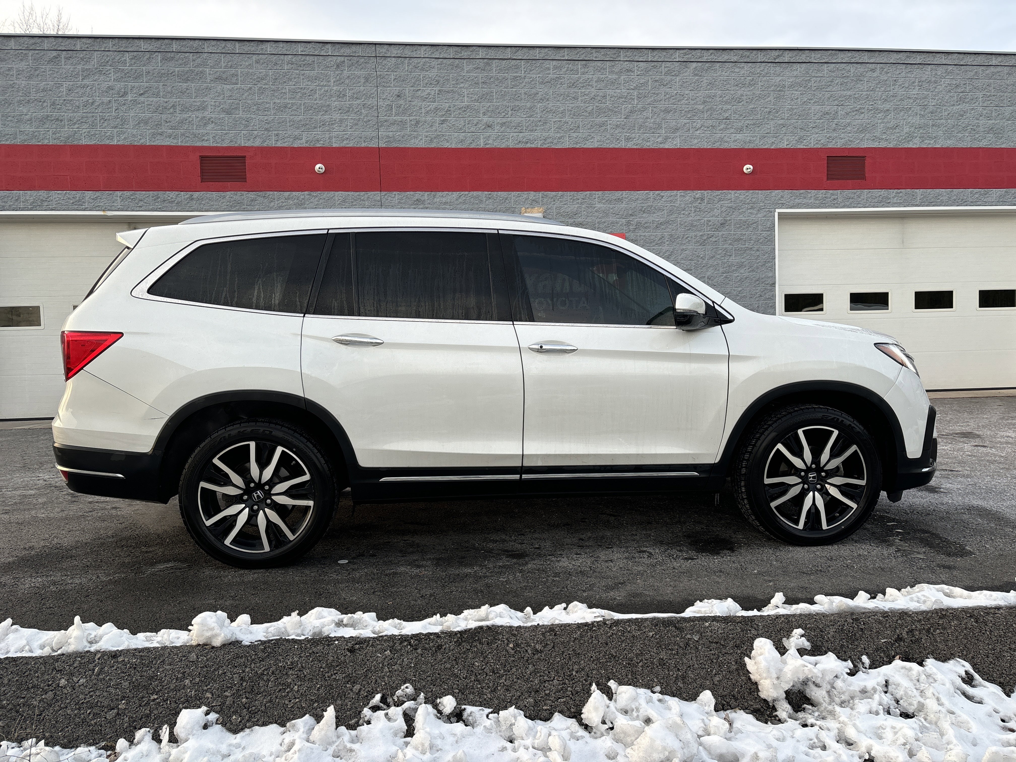 Used 2020 Honda Pilot Touring image 2
