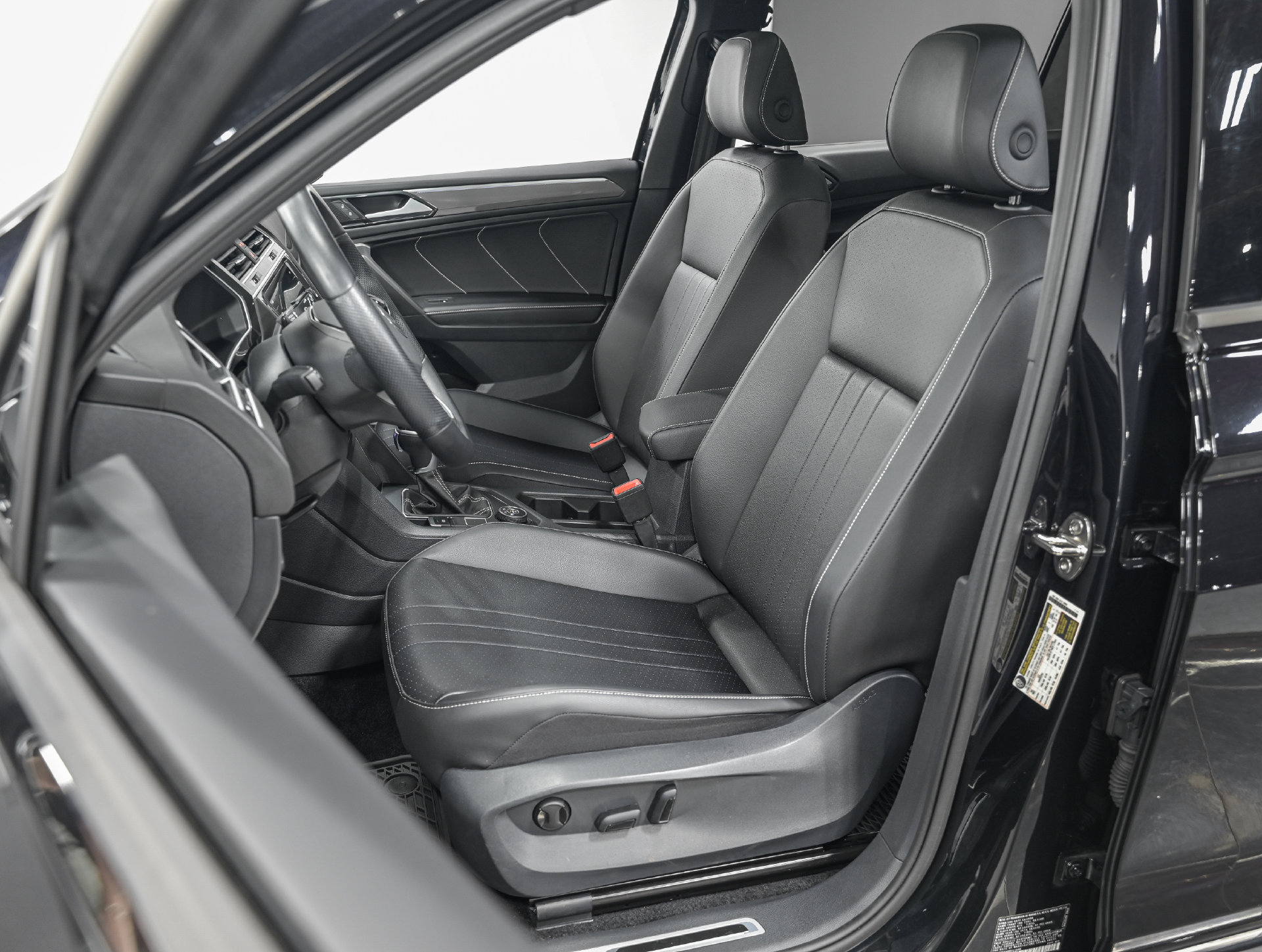 Used 2024 Volkswagen Tiguan SE R-Line AWD/4WD image 16