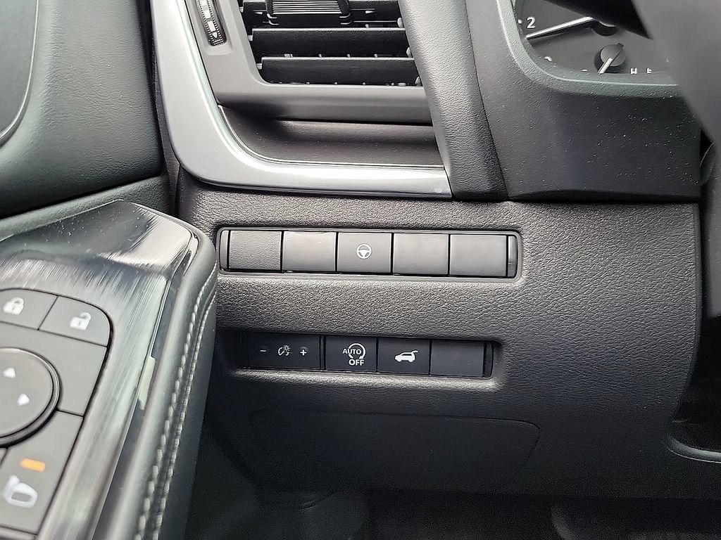 Used 2025 Nissan Rogue SV FWD image 14