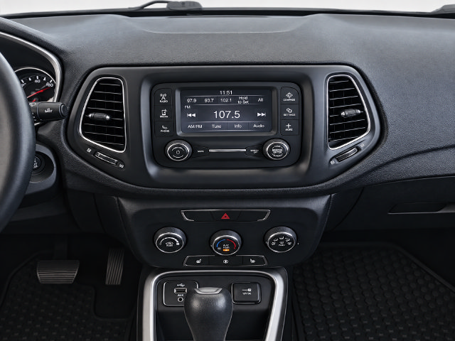 Used 2018 Jeep Compass Latitude w/ Cold Weather Group FWD image 13