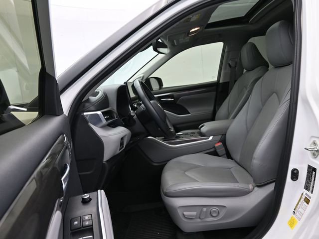 Used 2020 Toyota Highlander Limited FWD image 43