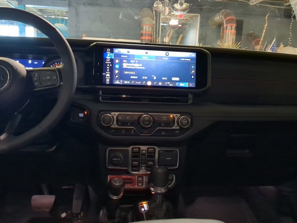 Used 2025 Jeep Wrangler Unlimited Rubicon w/ XTREMEE 35" Tire Package image 13