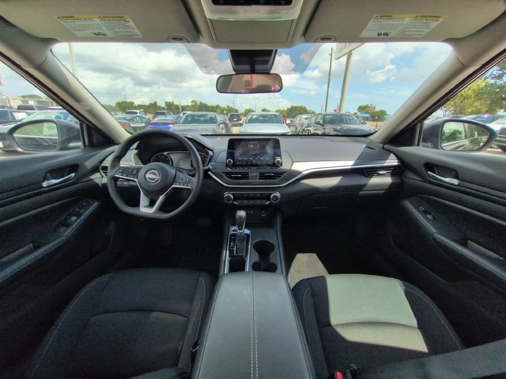 Used 2025 Nissan Altima 2.5 SV FWD image 25