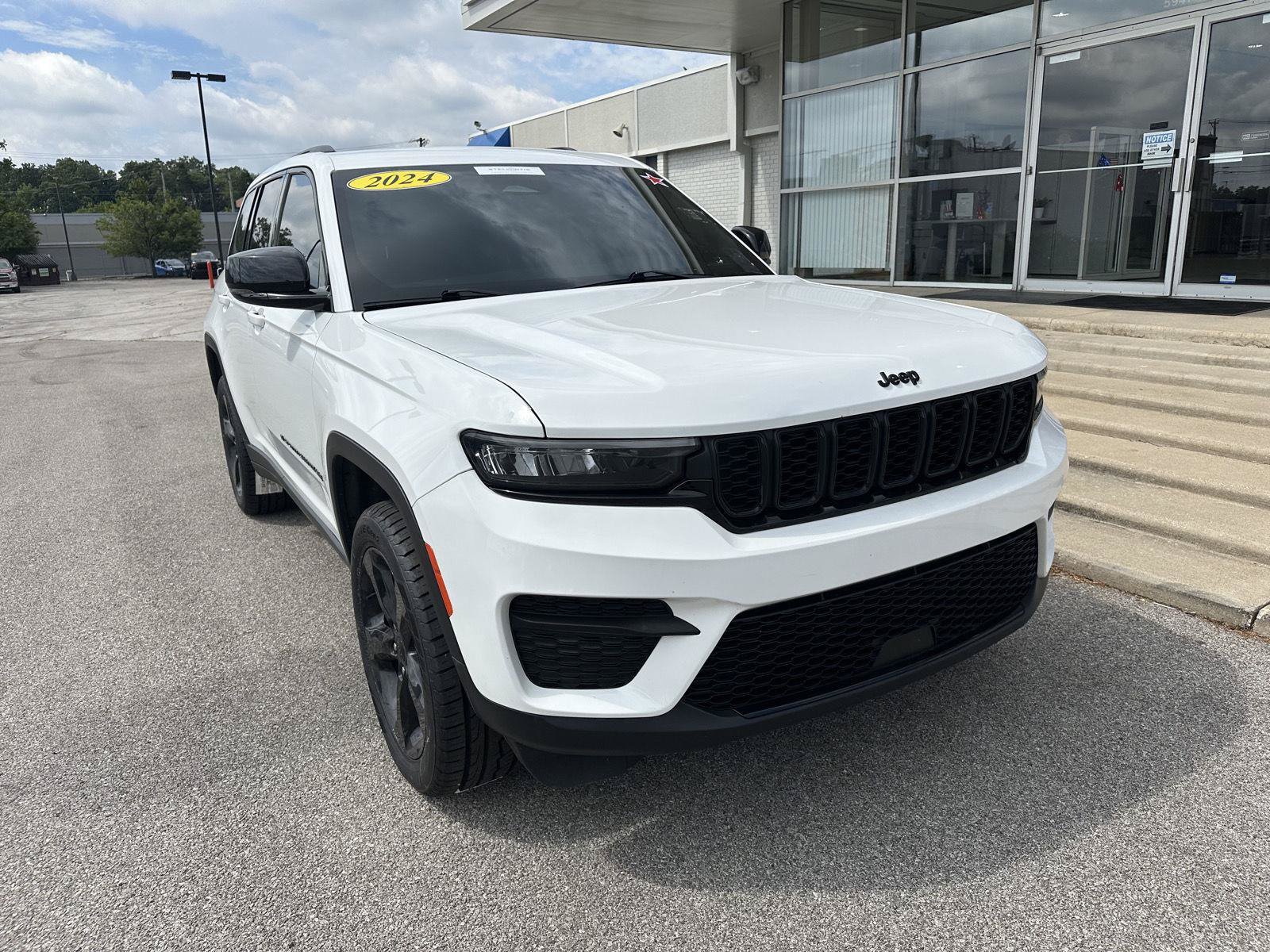 Used 2024 Jeep Grand Cherokee Altitude AWD/4WD image 3