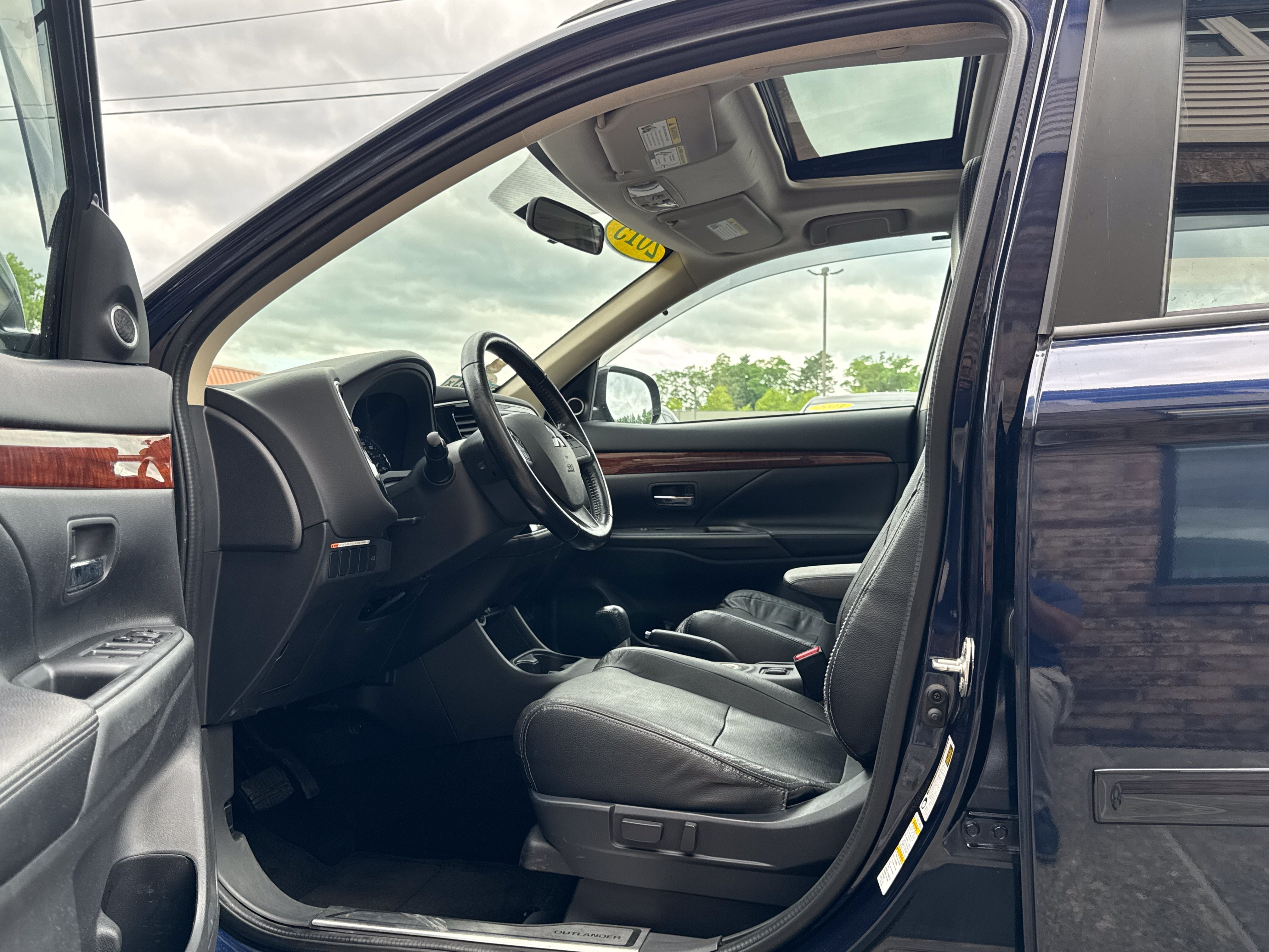 Used 2015 Mitsubishi Outlander SE AWD/4WD image 9