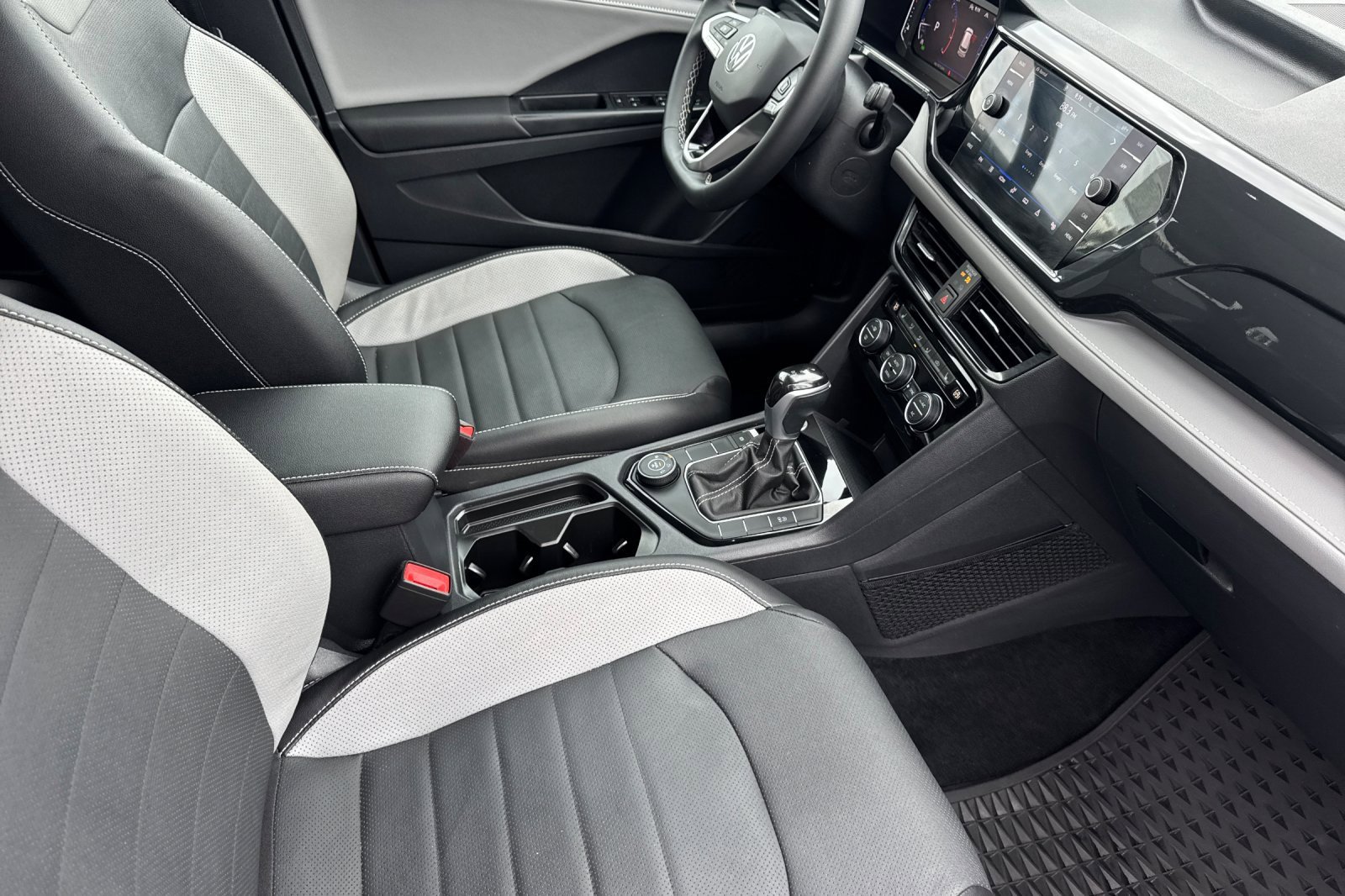 Certified 2022 Volkswagen Taos SEL w/ Panoramic Sunroof Package image 17