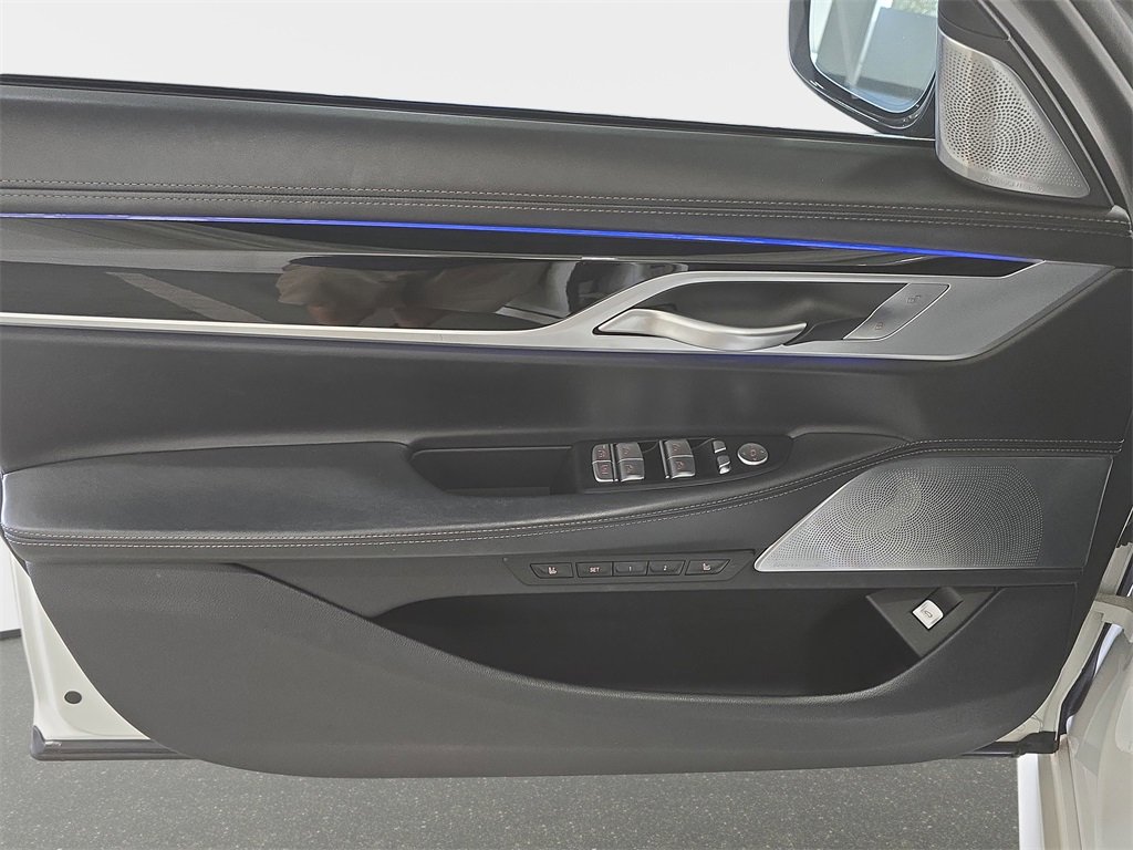 Used 2020 BMW 750i xDrive w/ Autobahn Package image 26