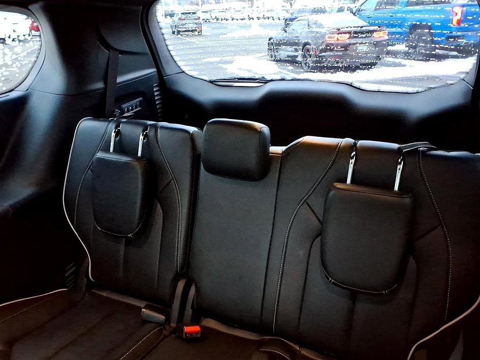 Used 2023 Chrysler Pacifica Limited w/ Uconnect Theater Family Group image 23