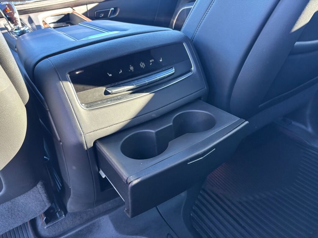 Used 2024 Cadillac Escalade ESV Luxury image 16