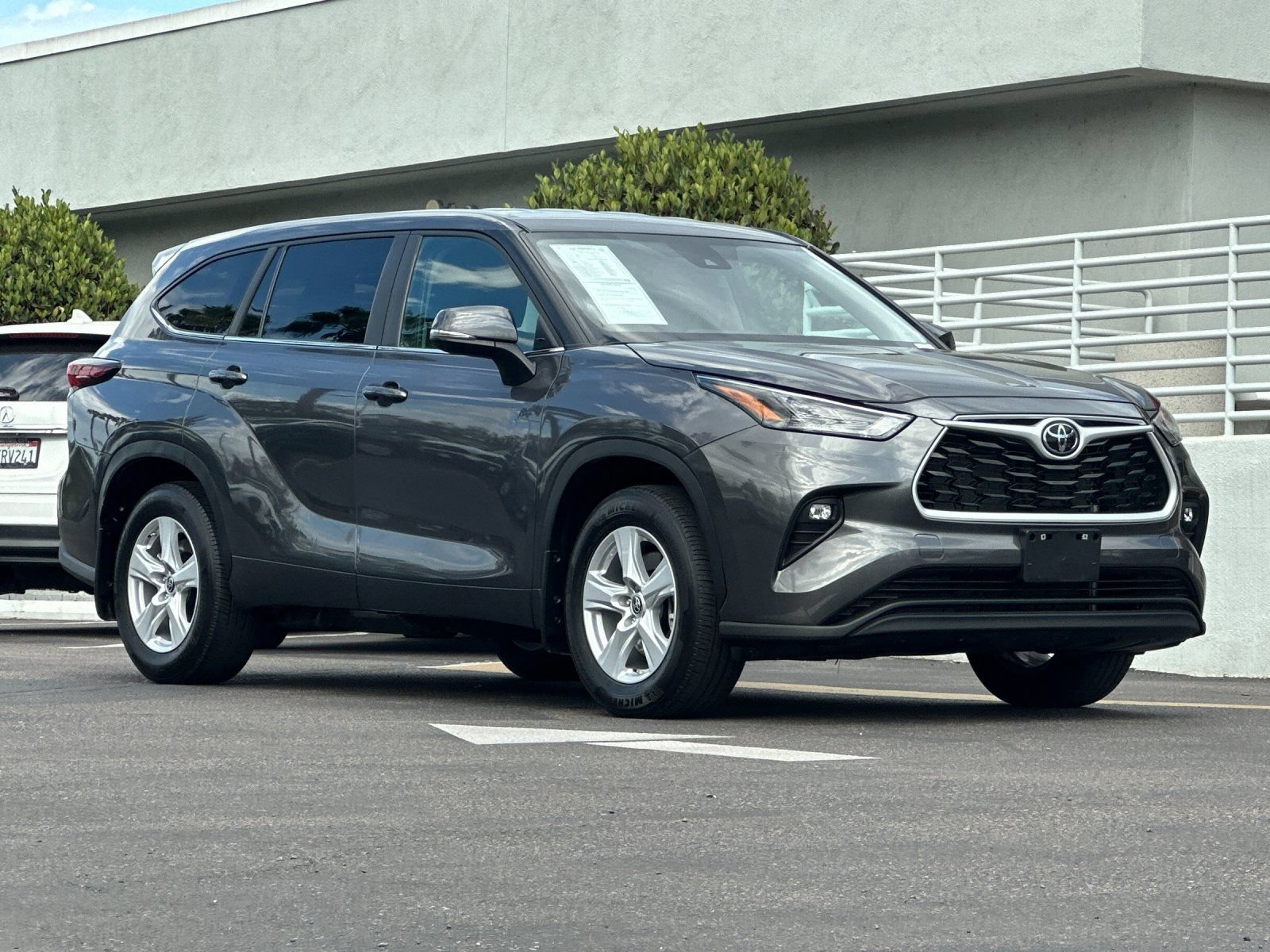 Used 2025 Toyota Highlander LE AWD/4WD image 8