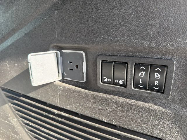 Used 2021 GMC Yukon XL AT4 w/ Technology Package AWD/4WD image 15