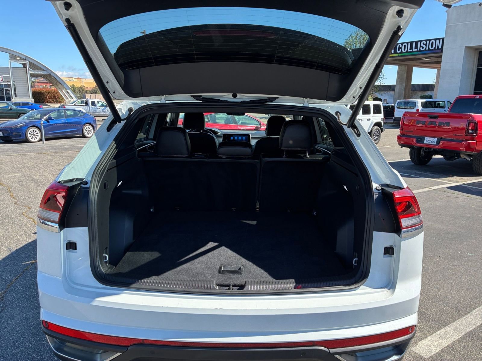 Used 2025 Volkswagen Atlas Cross Sport SE image 33