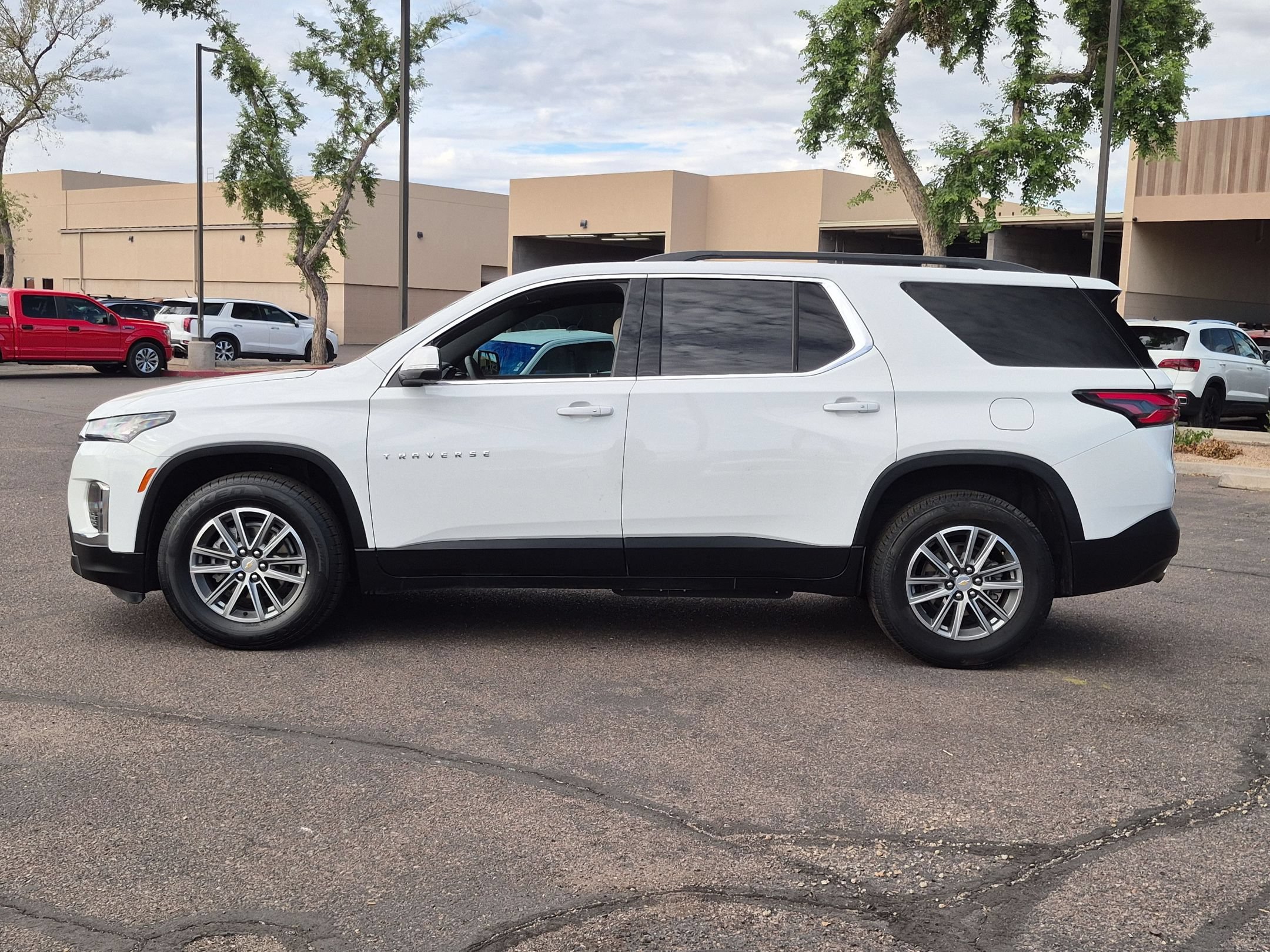 Used 2023 Chevrolet Traverse LT FWD image 9