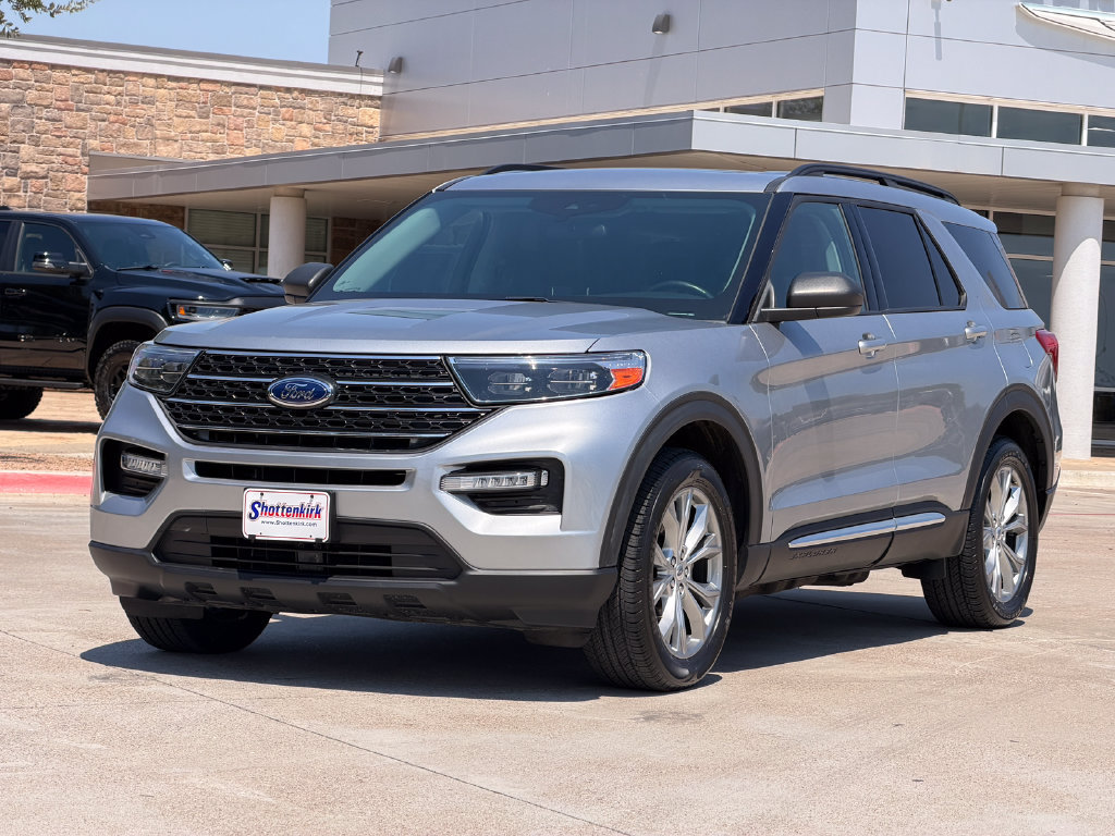 Used 2023 Ford Explorer XLT w/ Equipment Group 202A AWD/4WD image 3