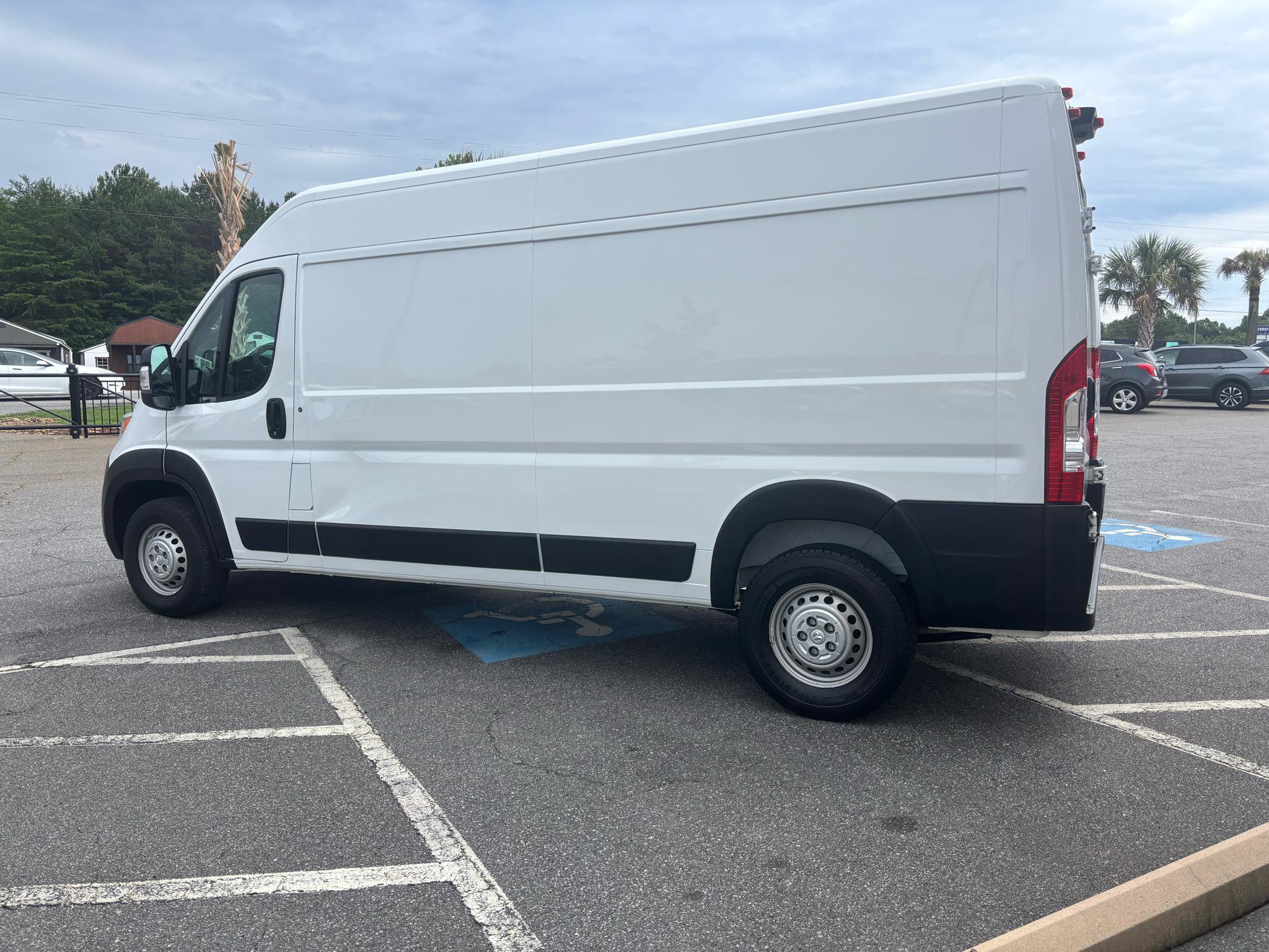 Used 2024 RAM ProMaster 2500 w/ Convenience Group FWD image 10
