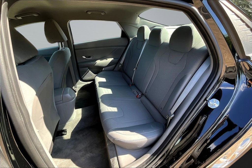 Used 2021 Hyundai Elantra SE FWD image 21
