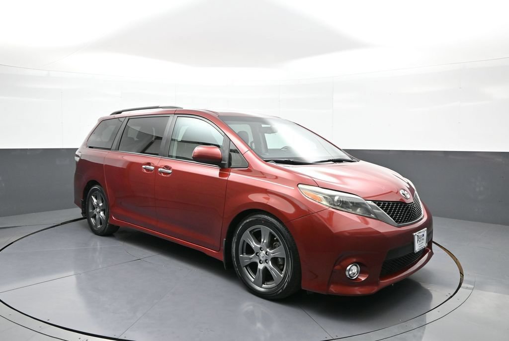 Used 2017 Toyota Sienna SE FWD image 4
