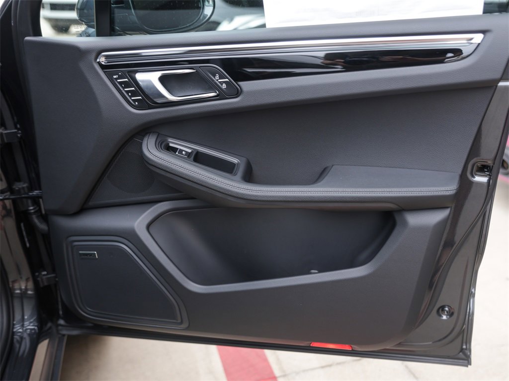 Used 2025 Porsche Macan image 34