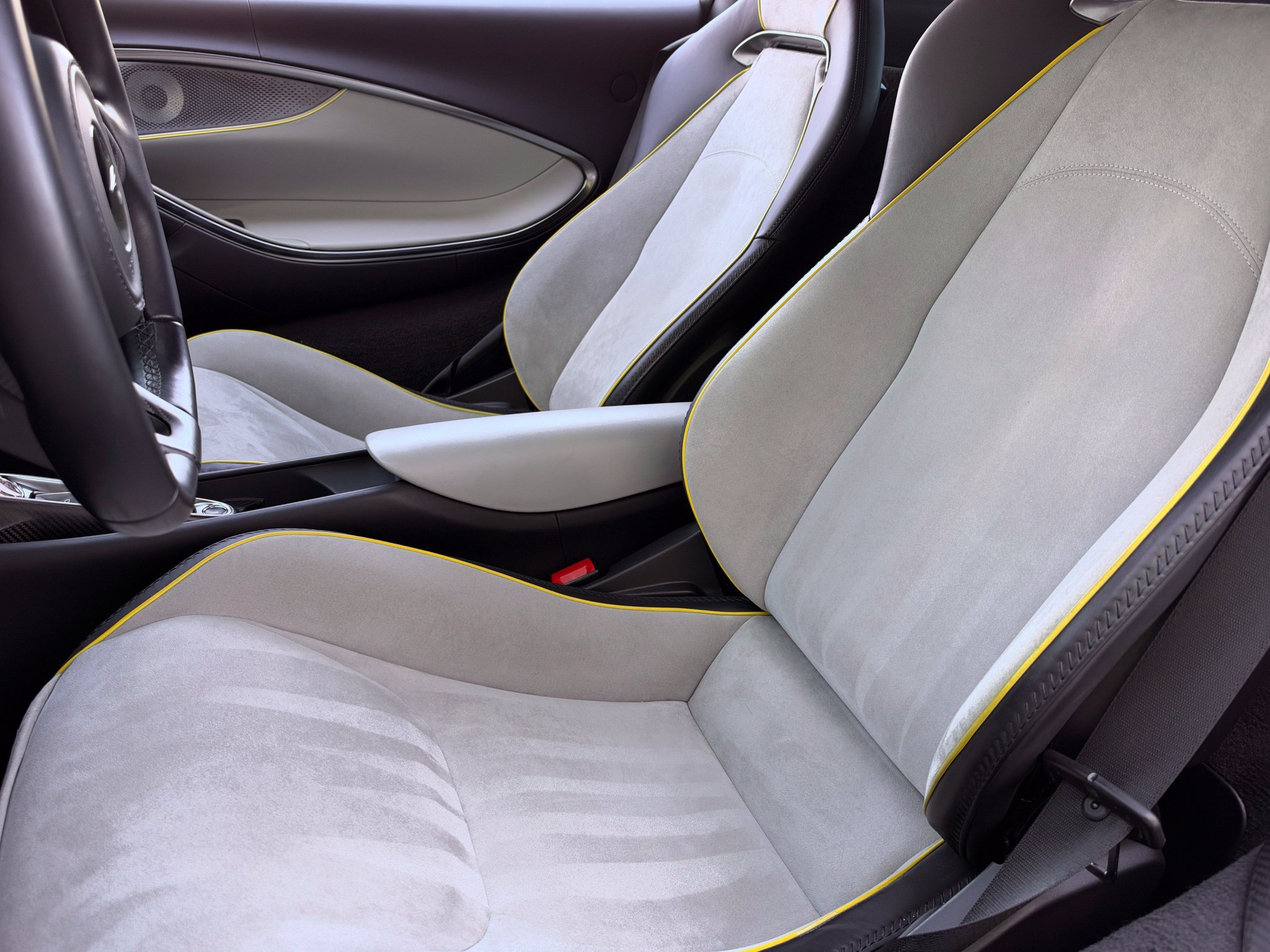 Used 2023 McLaren Artura RWD image 4