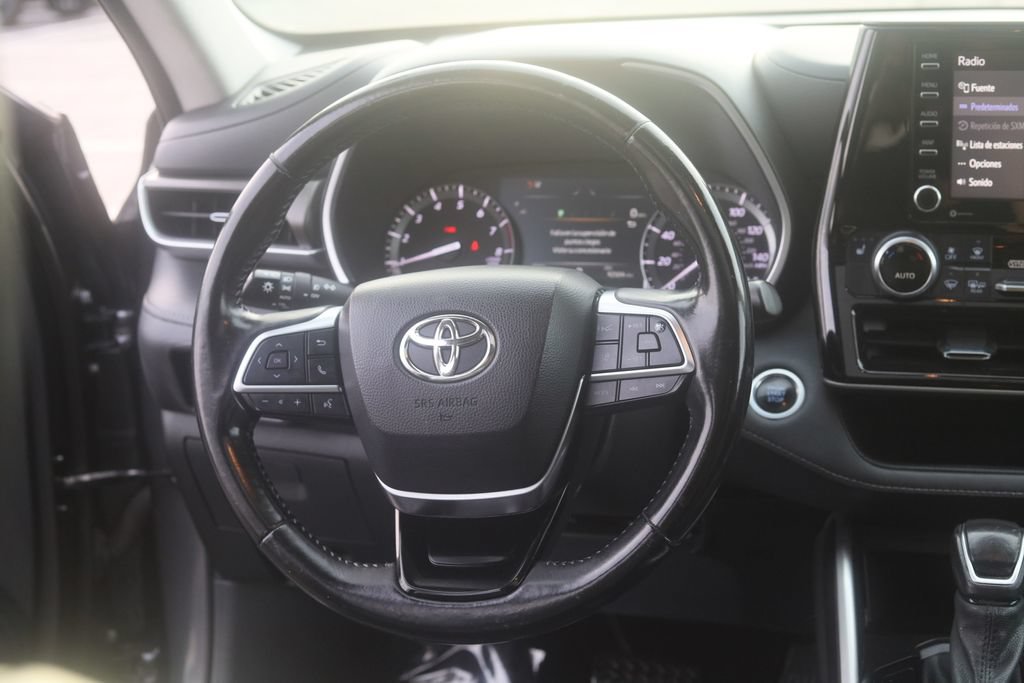 Used 2021 Toyota Highlander XLE AWD/4WD image 14